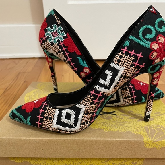 BNWT Embroidered pumps size 9 - Picture 2 of 2